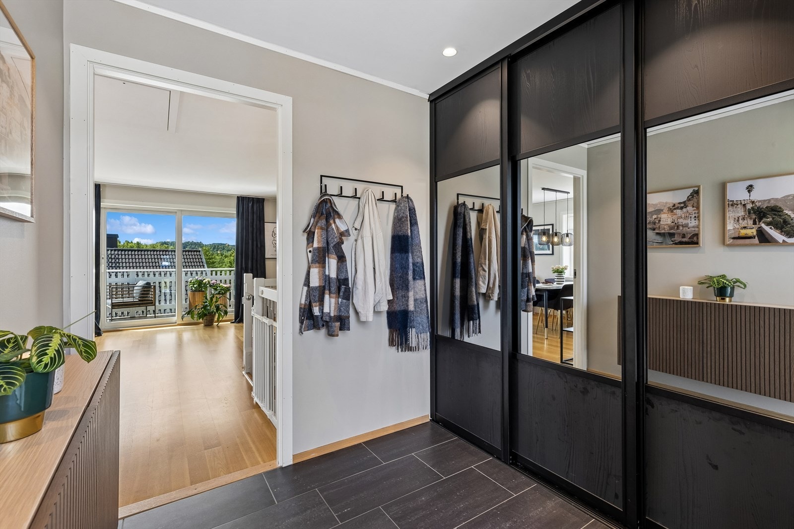 Entré med flislagt gulv og god oppbevaringsplass i skyvedørsgarderobe. Galleribilde