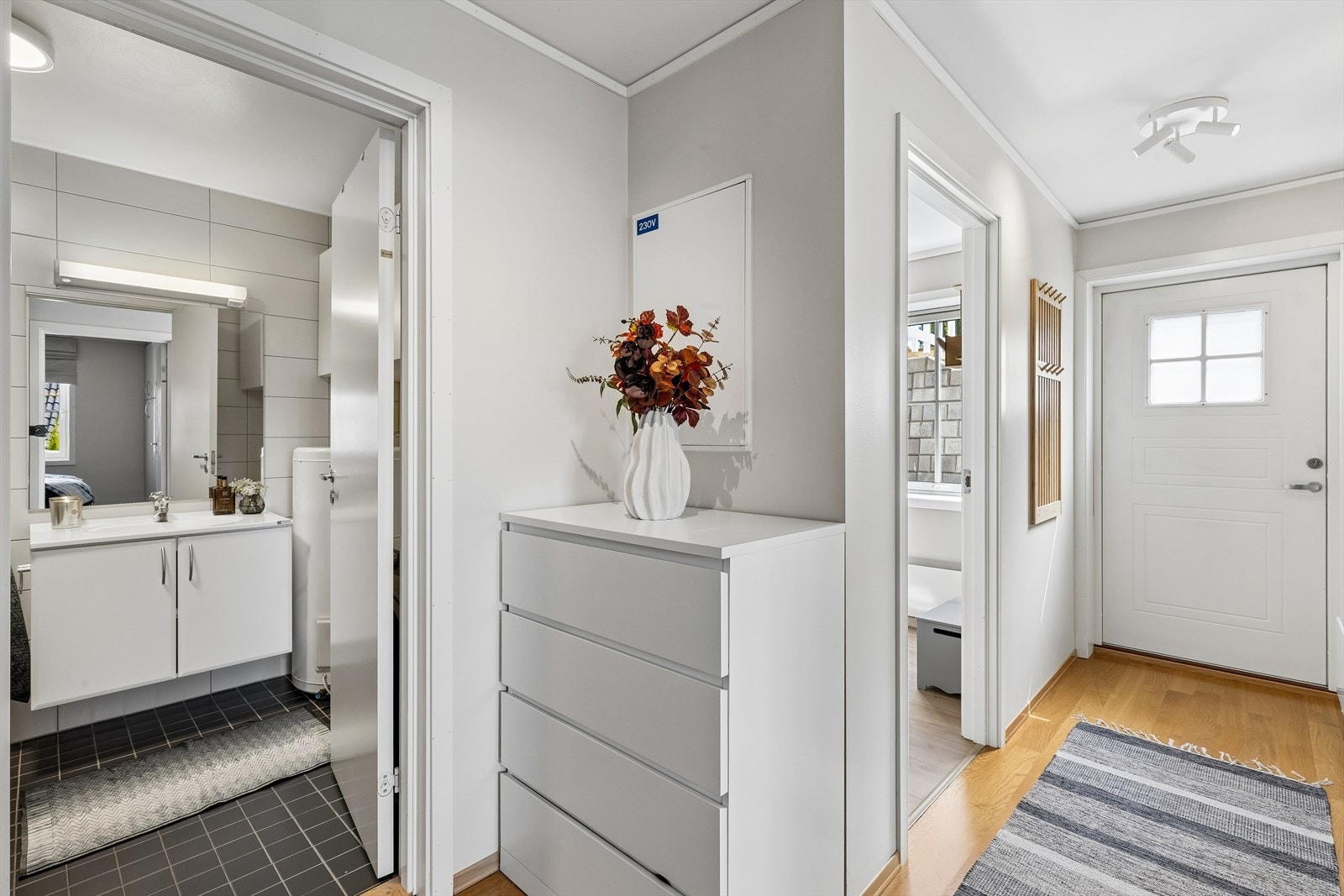 Gang i underetasjen som forbinder soverommene og badet. Galleribilde