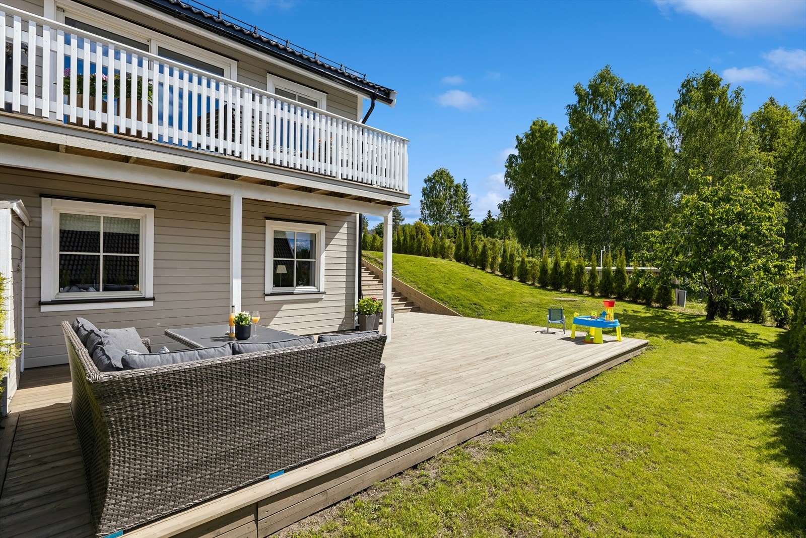 Stor og usjenert terrasse på hele 57 m² med utgang fra underetasjen. Galleribilde