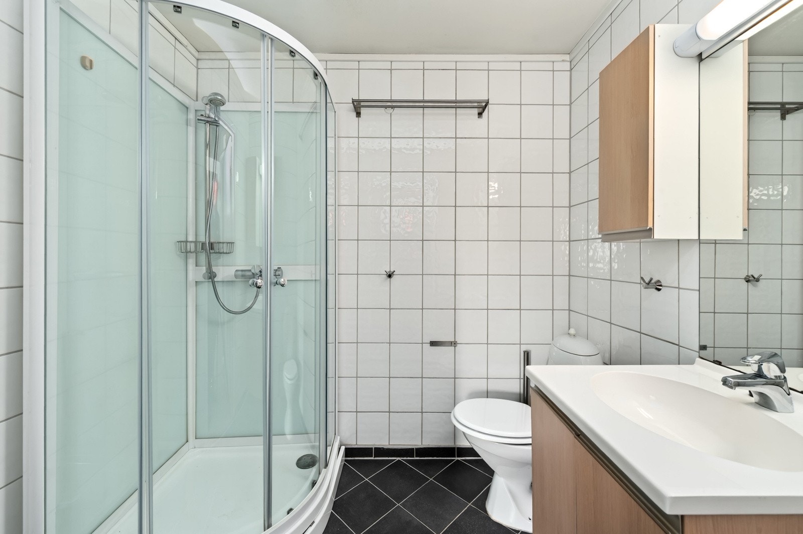 LEILIGHET: Badet Galleribilde
