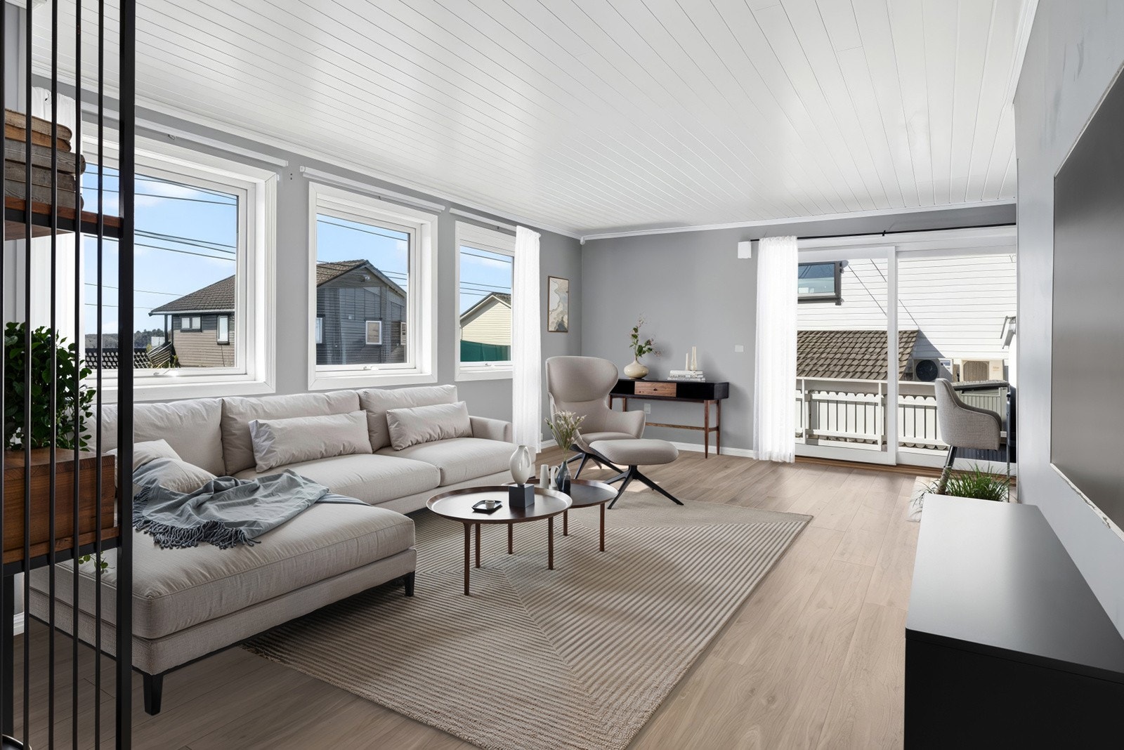 Fra stuen i 1.etg er det utgang til terrassen med hagestue. (Bildet er digitalt møblert) Galleribilde