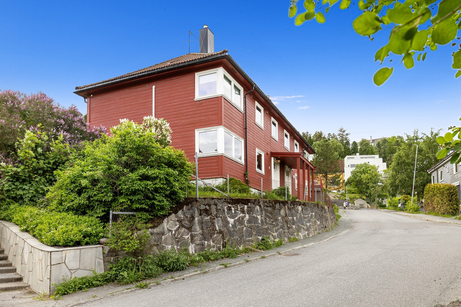 Leiligheten ligger svært fint til i 1. etasje sør-vest vendt med svært gode sol og utsiktsforhold. Galleribilde