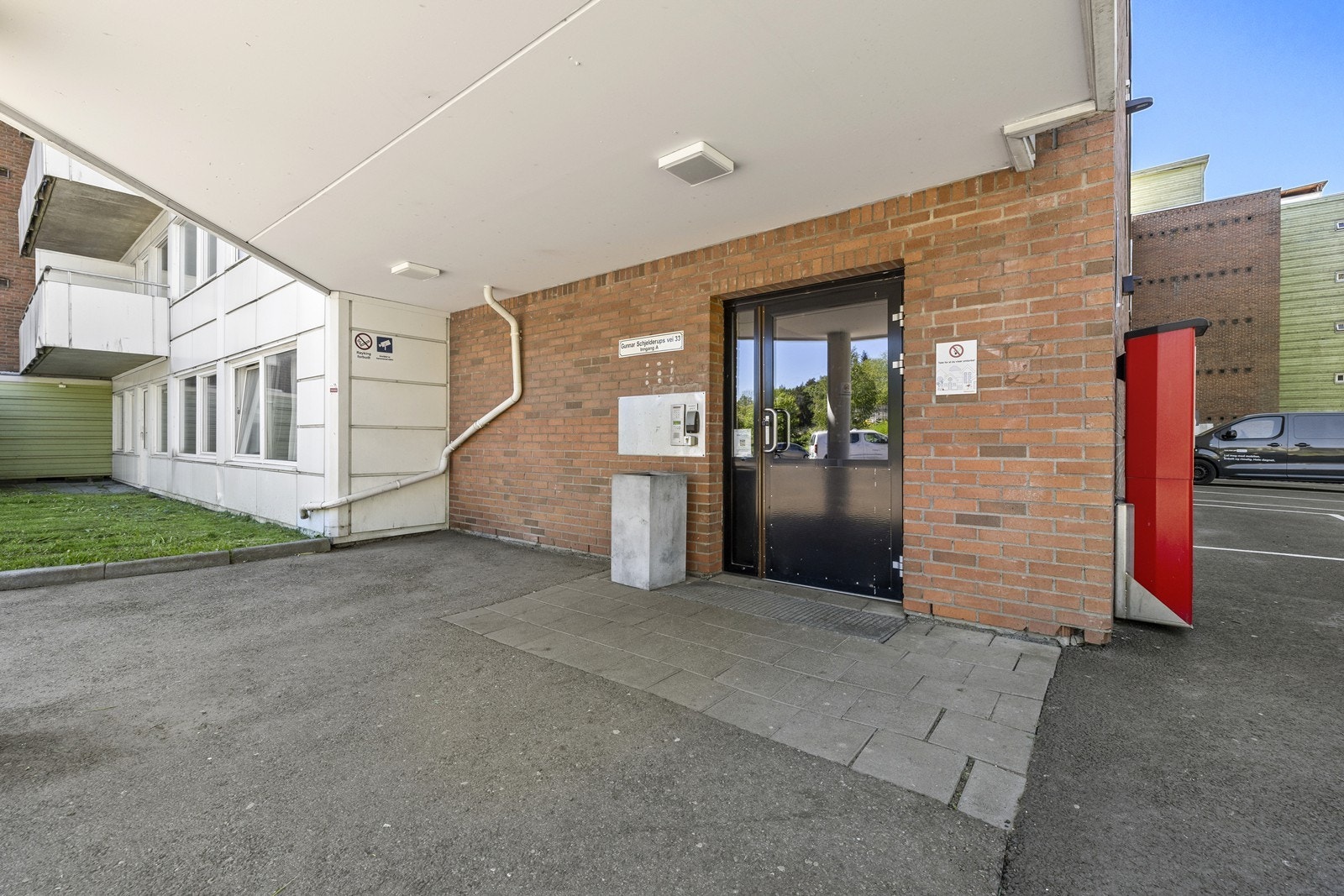 Overbygget og innbydende inngangsparti. Galleribilde