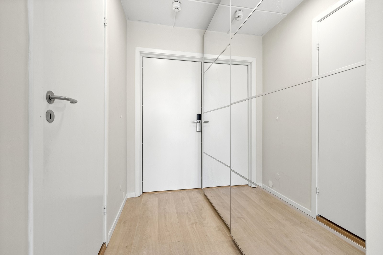 Gjennomgående lys parkett i entré og oppholdsrom. Galleribilde