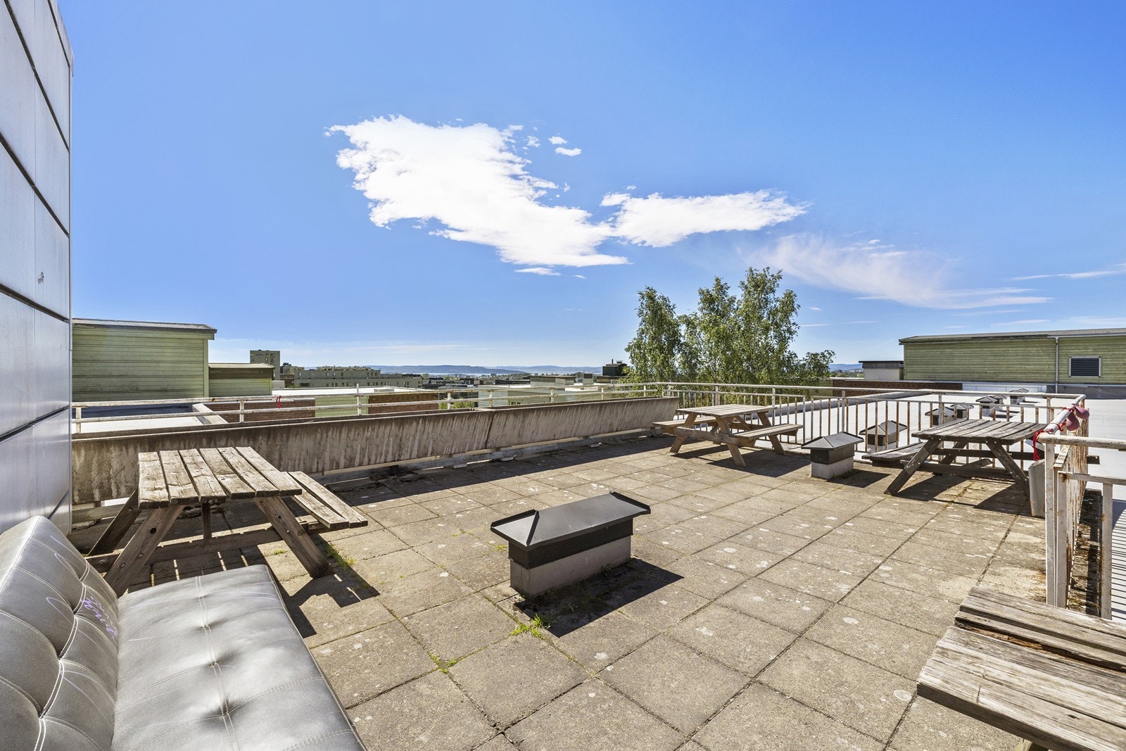 Stor, felles takterrasse med sittegrupper og utsikt. Galleribilde