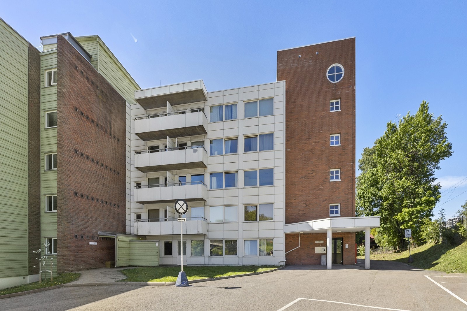 Eiendommen har en kombinasjon av teglstein og panel på fasaden. Galleribilde