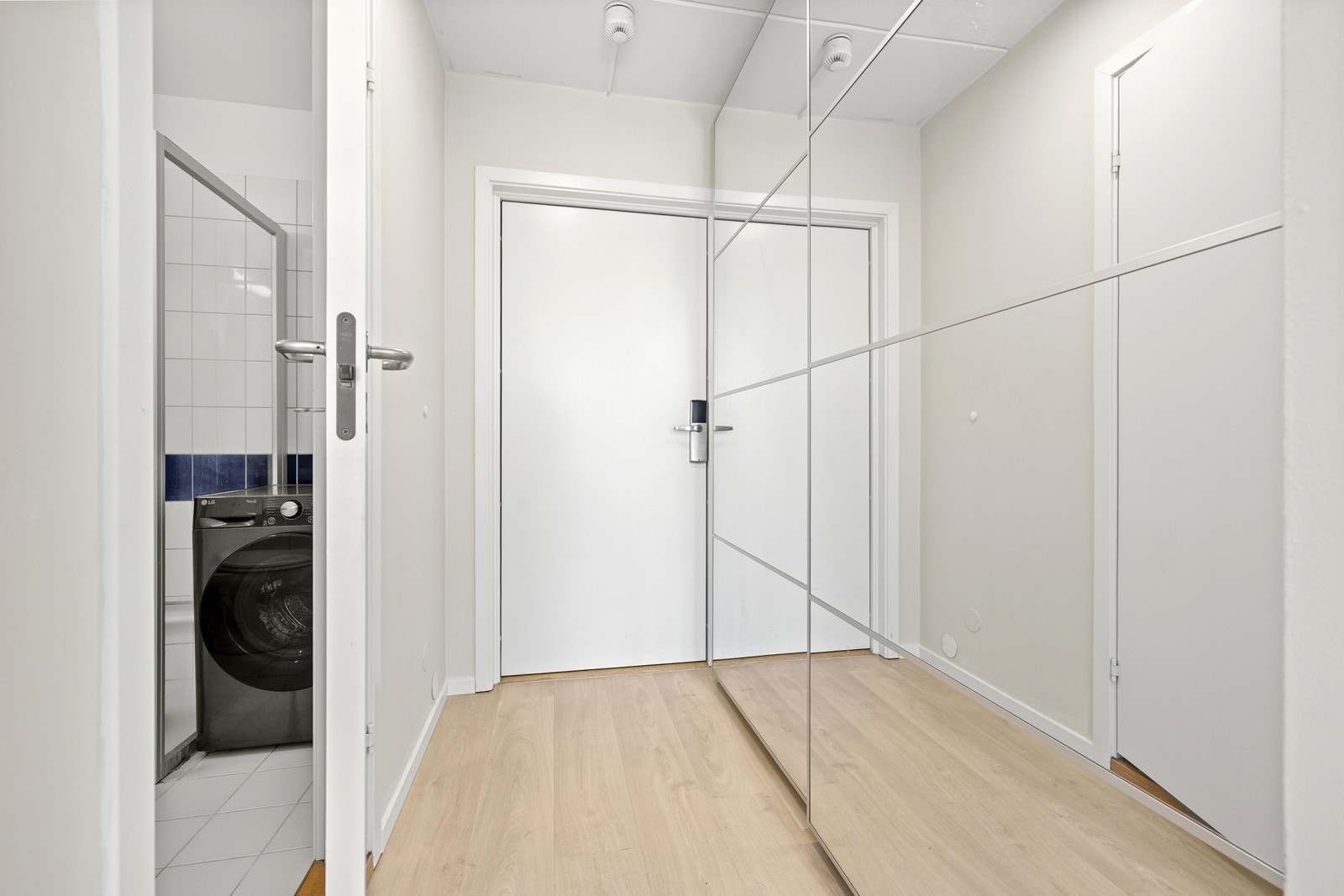 Fra entréen er det tilgang til leilighetens bad og oppholdsrom. Galleribilde