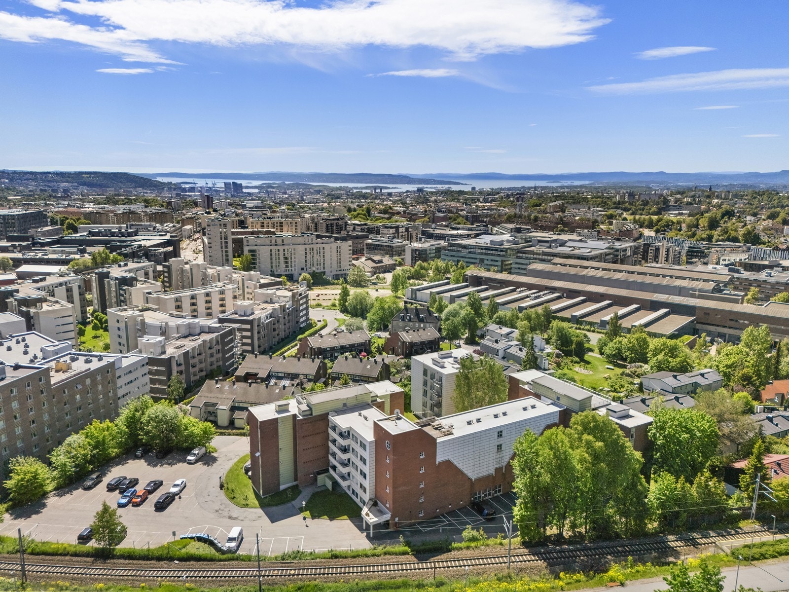 Kort vei til offentlig kommunikasjon med T-bane og buss fra Nydalen stasjon, kun 10 minutters gange unna. Galleribilde