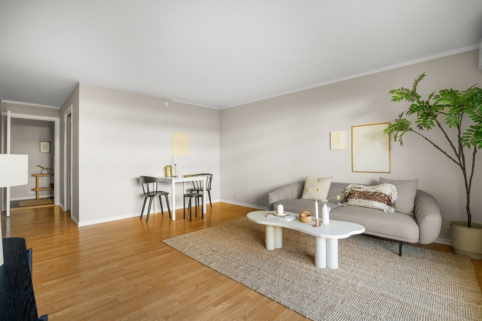 Stuen deles naturlig inn i to soner - én sone for spisebord og én sone for sofa. Galleribilde