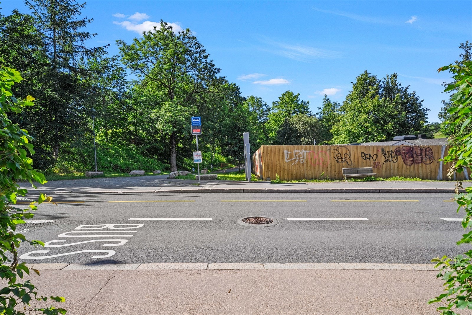 Det er svært gode kollektivforbindelser i nærheten med T-bane, trikk og buss, samt bysykler i sesong. Galleribilde