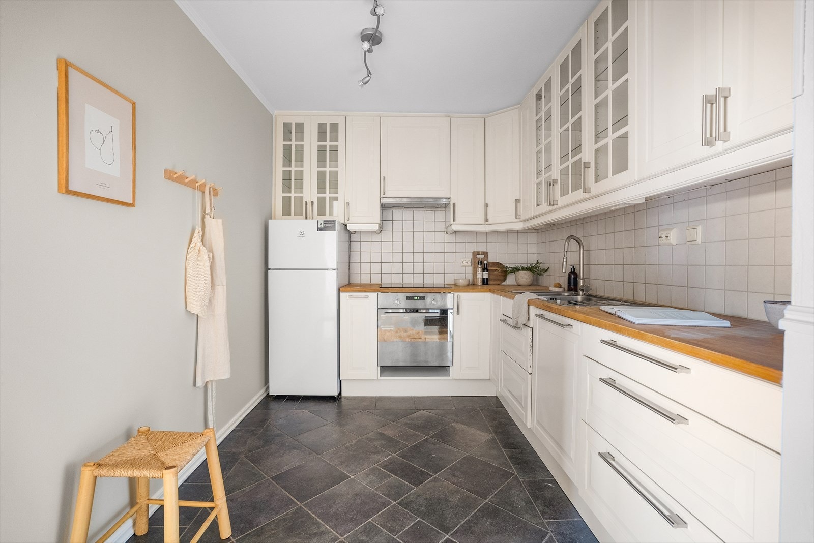 Her er det rikelig med skap- og benkeplass som gir gode arbeidsforhold ved matlaging. Kjøkkenet er utstyrt med integrert oppvaskmaskin, stekeovn og keramisk platetopp. I tillegg, har du kjøl-/fryseskap og ventilator. Galleribilde
