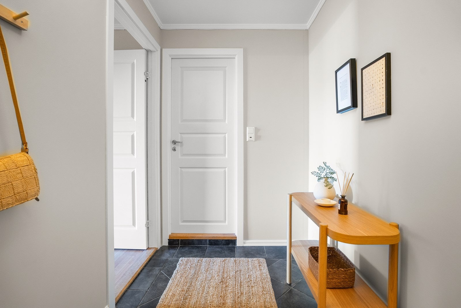 Her får man et lyst og ryddig førsteinntrykk, samtidig som flisene gir en slitesterk og lettstelt løsning i hverdagen. Det er og en praktisk og direkte adkomst til badet. Galleribilde