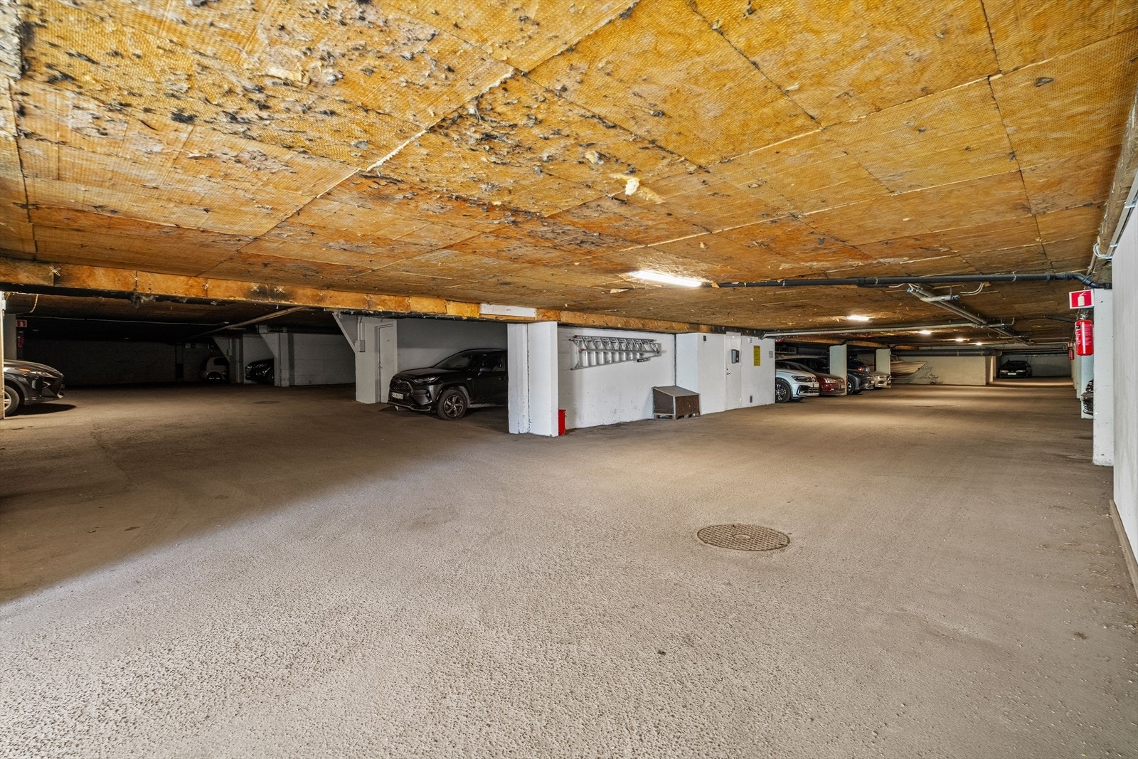 Boligen disponerer én garasjeplass i felles garasjeanlegg med ideell andel 59/4402 i Gnr. 125 Bnr. 24 Snr. 48. Sommeren 2022 ble det montert ladestasjon for EL-bil på denne plassen. Samtidig ble innmaten i el-skapet byttet. Galleribilde