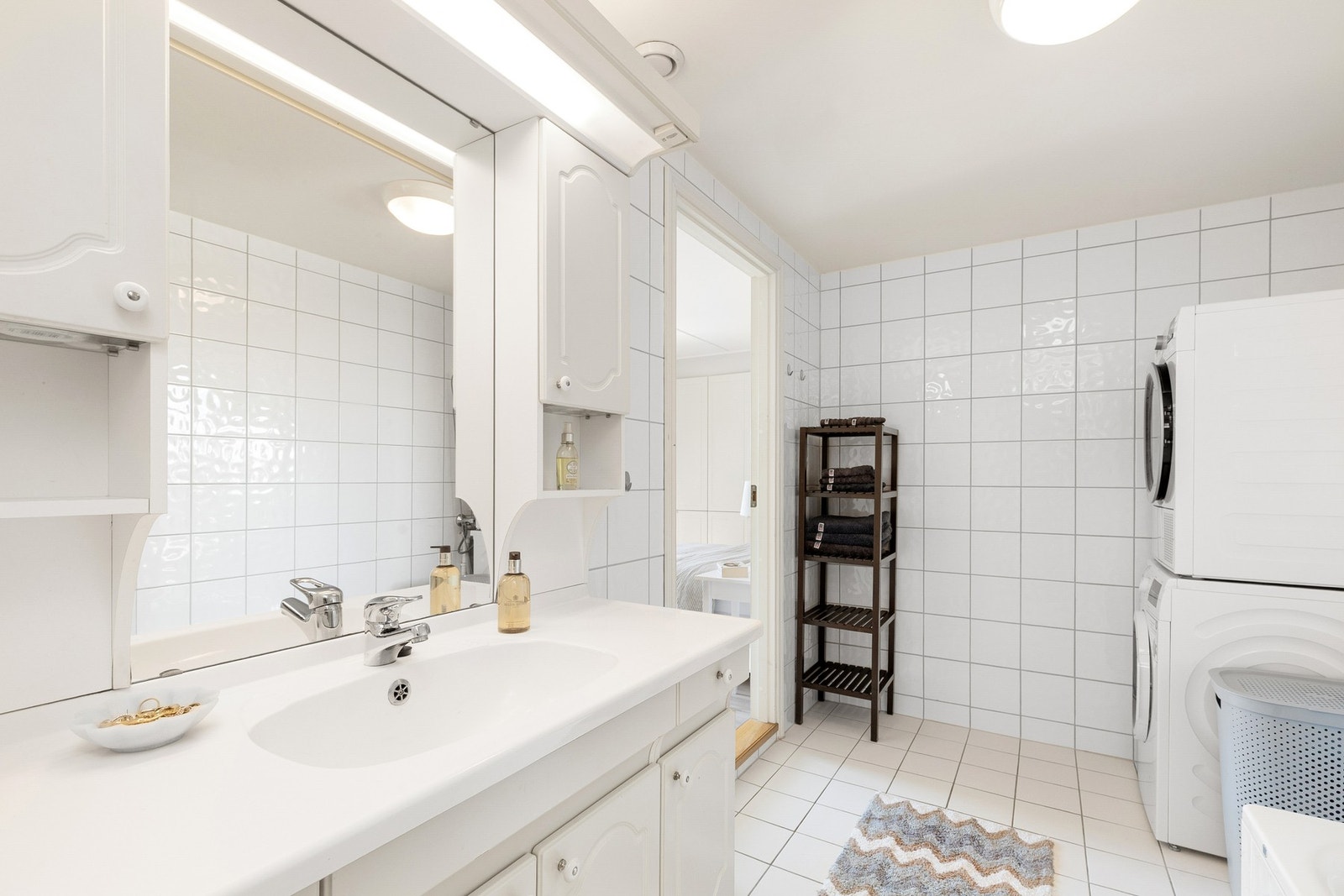 Flislagt bad med behagelig gulvvarme og opplegg for vaskemaskin. Galleribilde