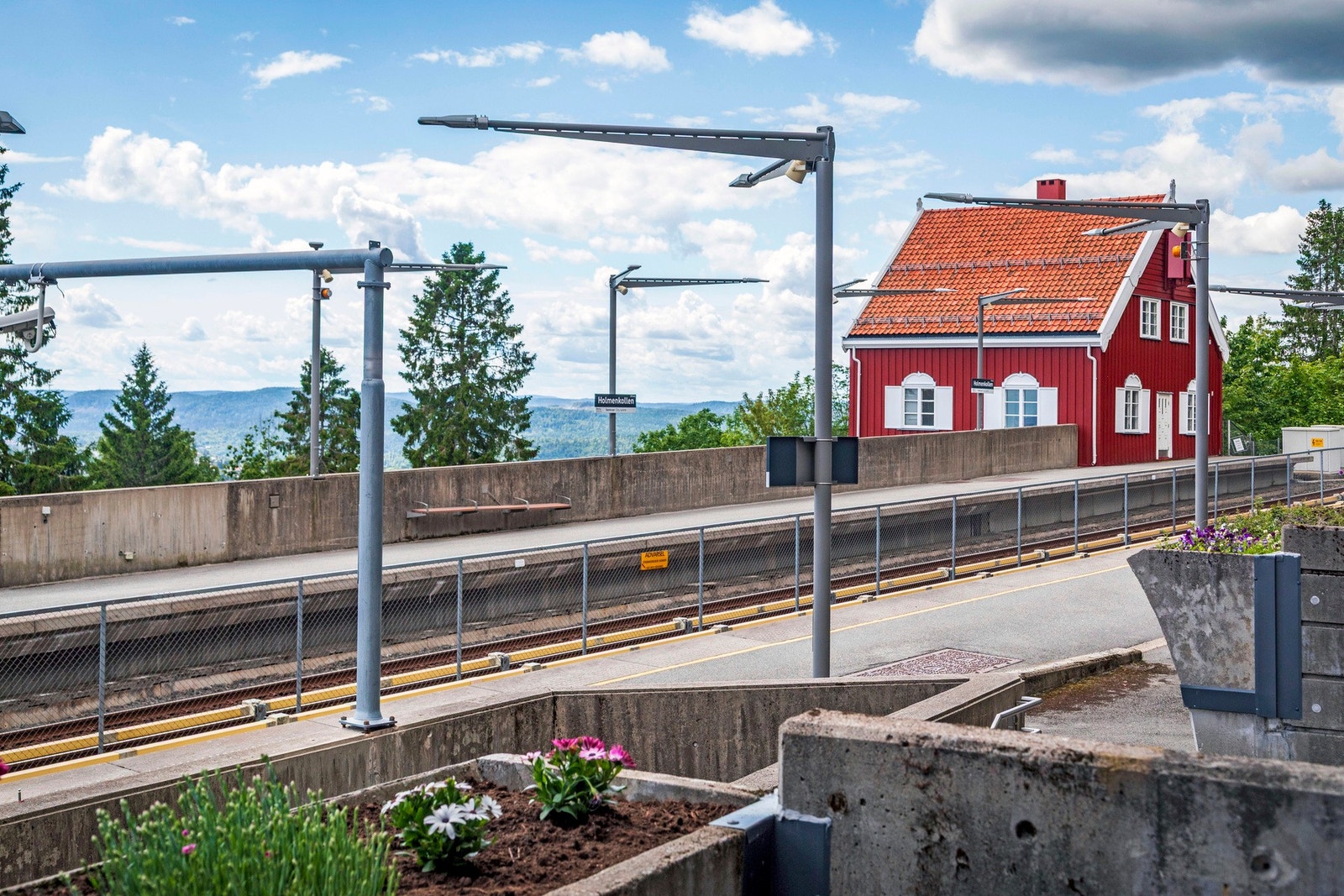 Fra 1. etasje er det direkte tilgang til Holmenkollen T-banestasjon, som gir svært enkel kollektivtilgang. Galleribilde