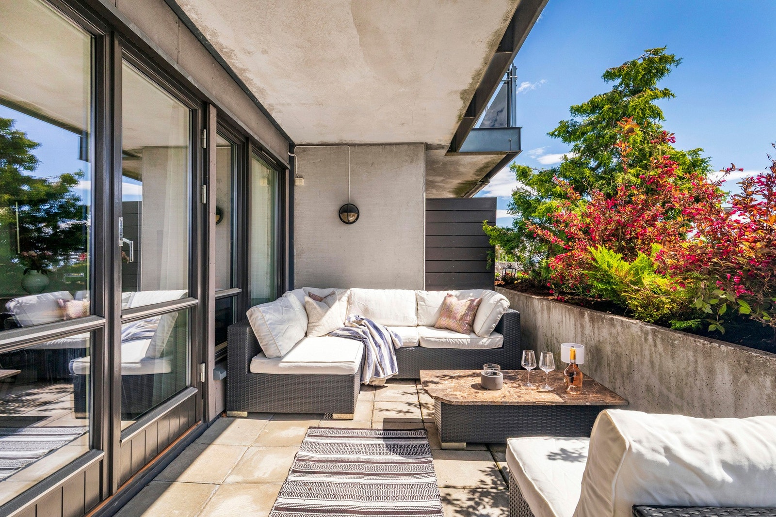 Romslig terrasse med gode solforhold. Galleribilde