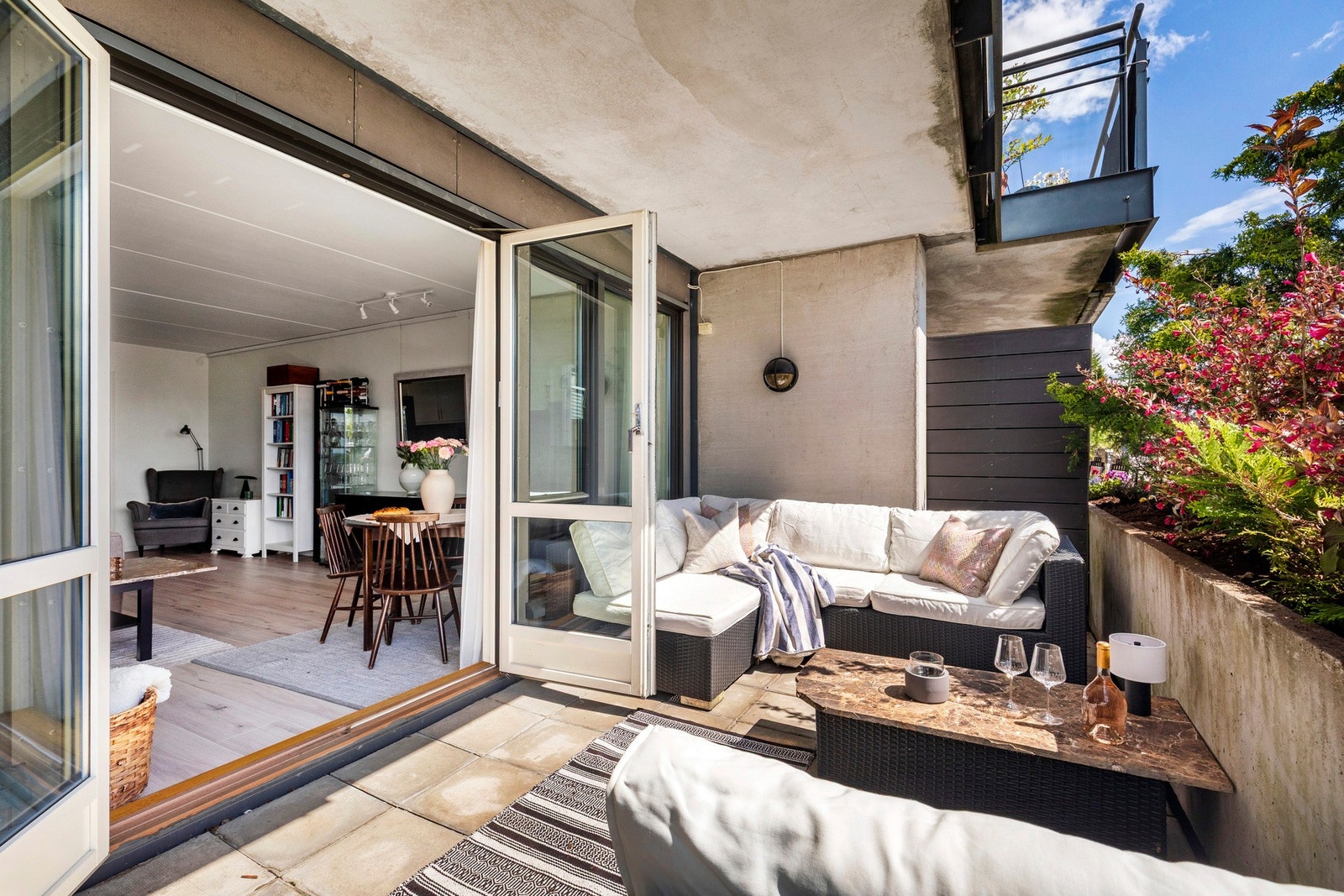 Stor og solrik terrasse på hele 33 kvm med god plass til både spisegruppe og loungeområde. Galleribilde