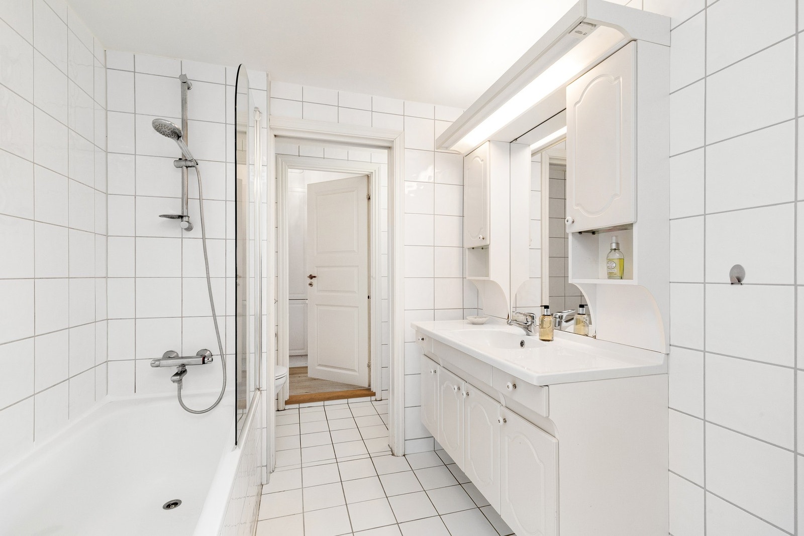 Badet er innredet med servant, badekar samt opplegg for både vaskemaskin og tørketrommel. Galleribilde