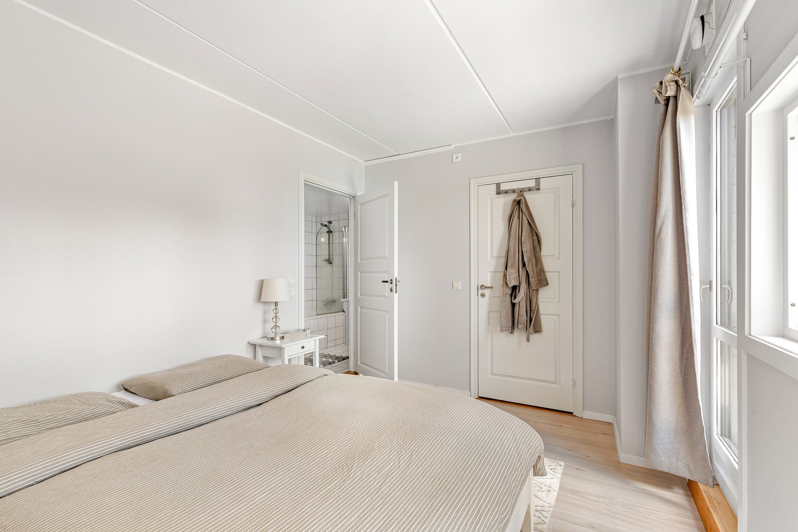 Soverommet har direkte tilgang til badet, som gir en svært praktisk og funksjonell planløsning. Galleribilde