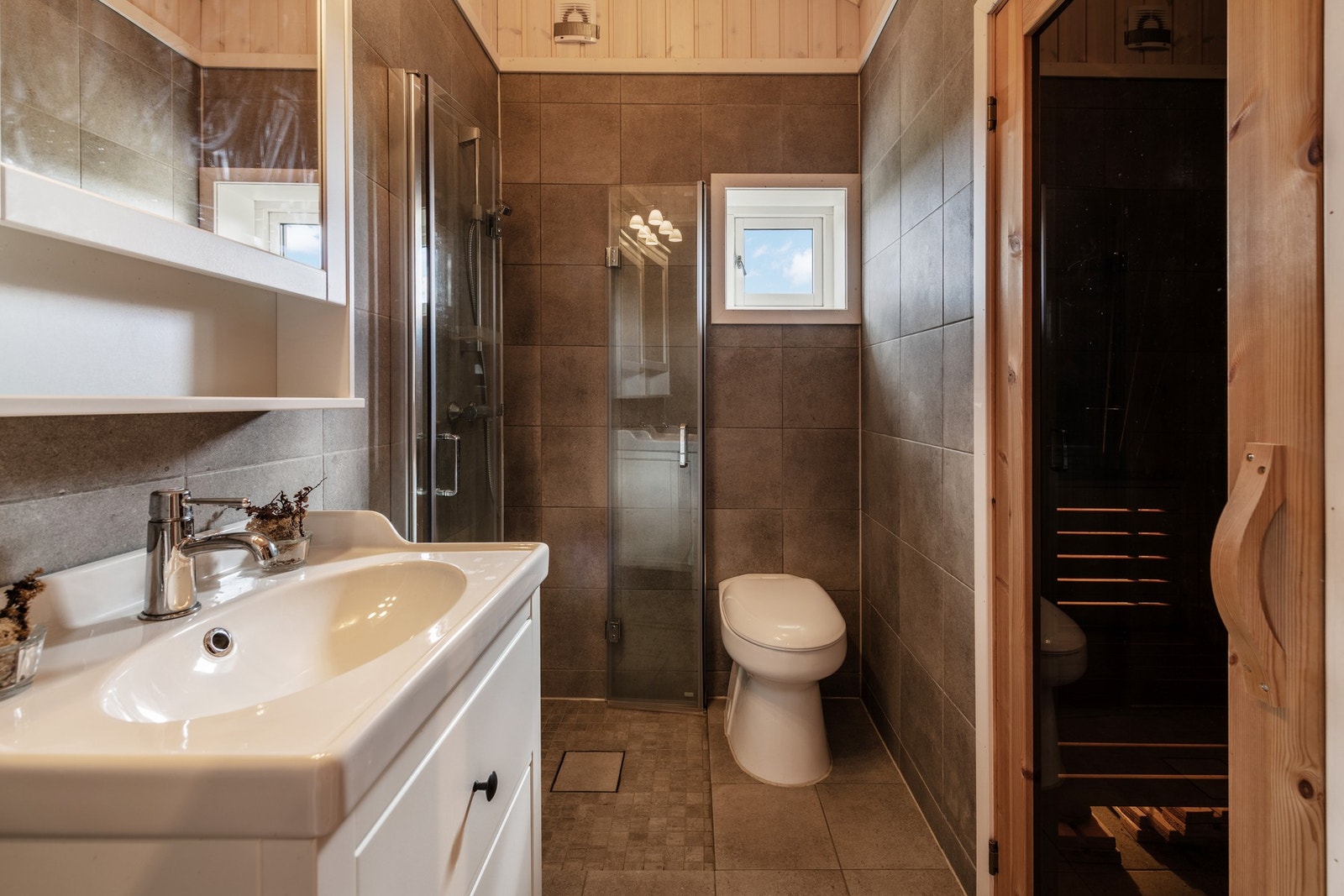 Badet har servantinnredning og dusj med glassvegger, samt mulldo. Galleribilde