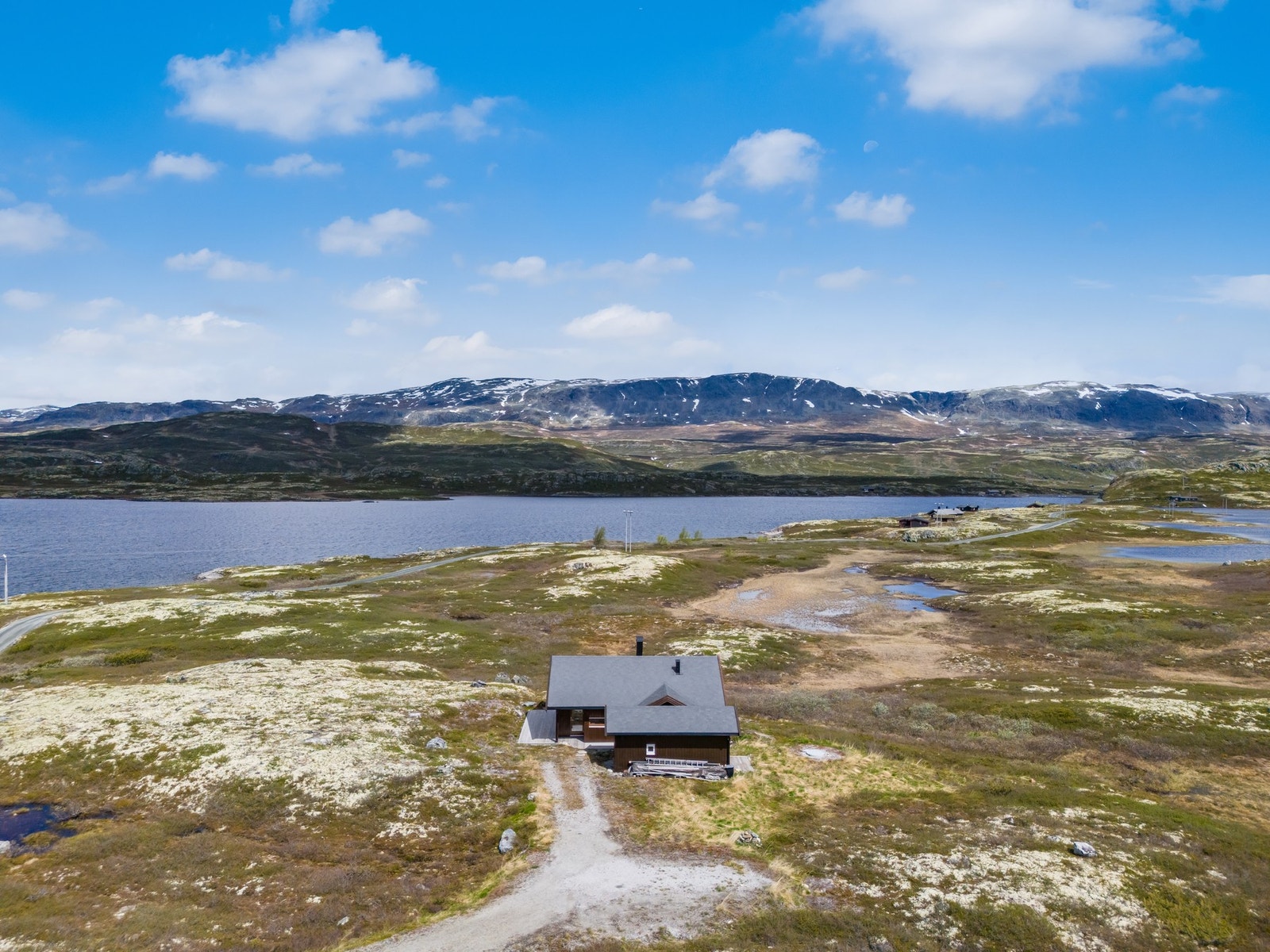 Eiendommen ligger nydelig til i snaufjellet, ca. 1 100 moh Galleribilde