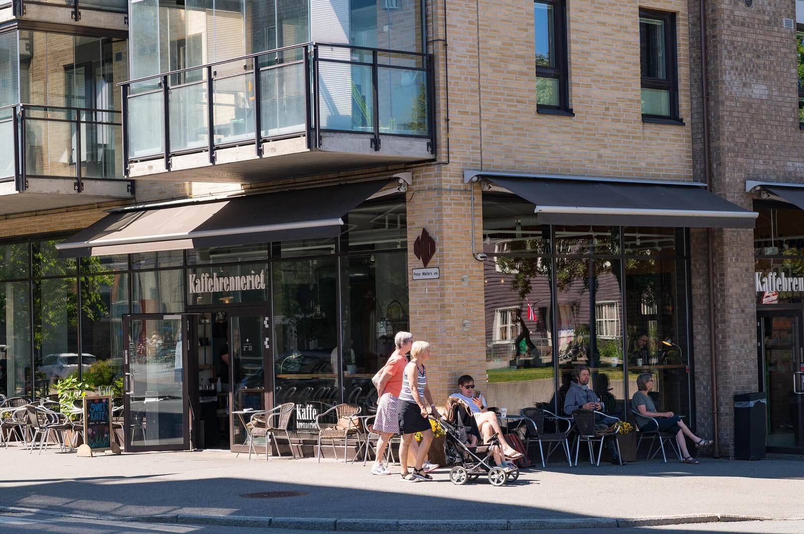 Området byr på en rekke kaféer og spisesteder. Galleribilde
