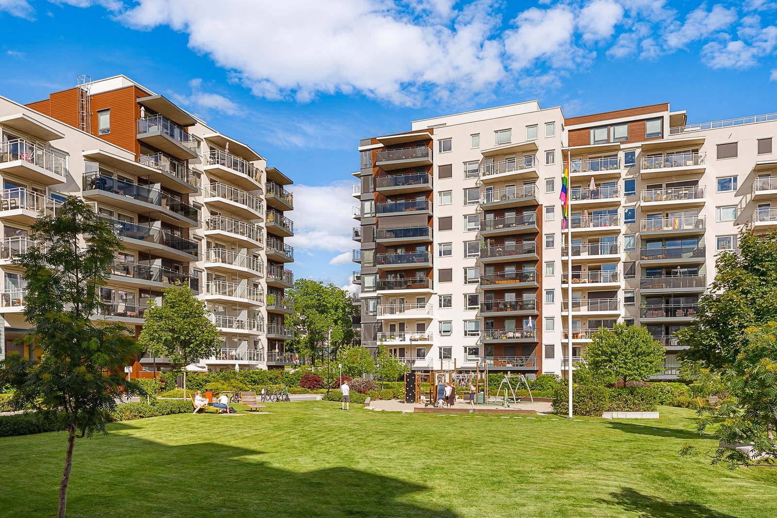 Sameiet har flotte fellesarealer med gressplen, lekeplass, beplantning, m.m. Galleribilde