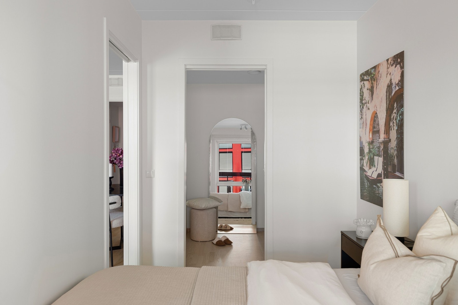 Fra soverommet er det inngang til en praktisk bod/walk-in-closet. Galleribilde