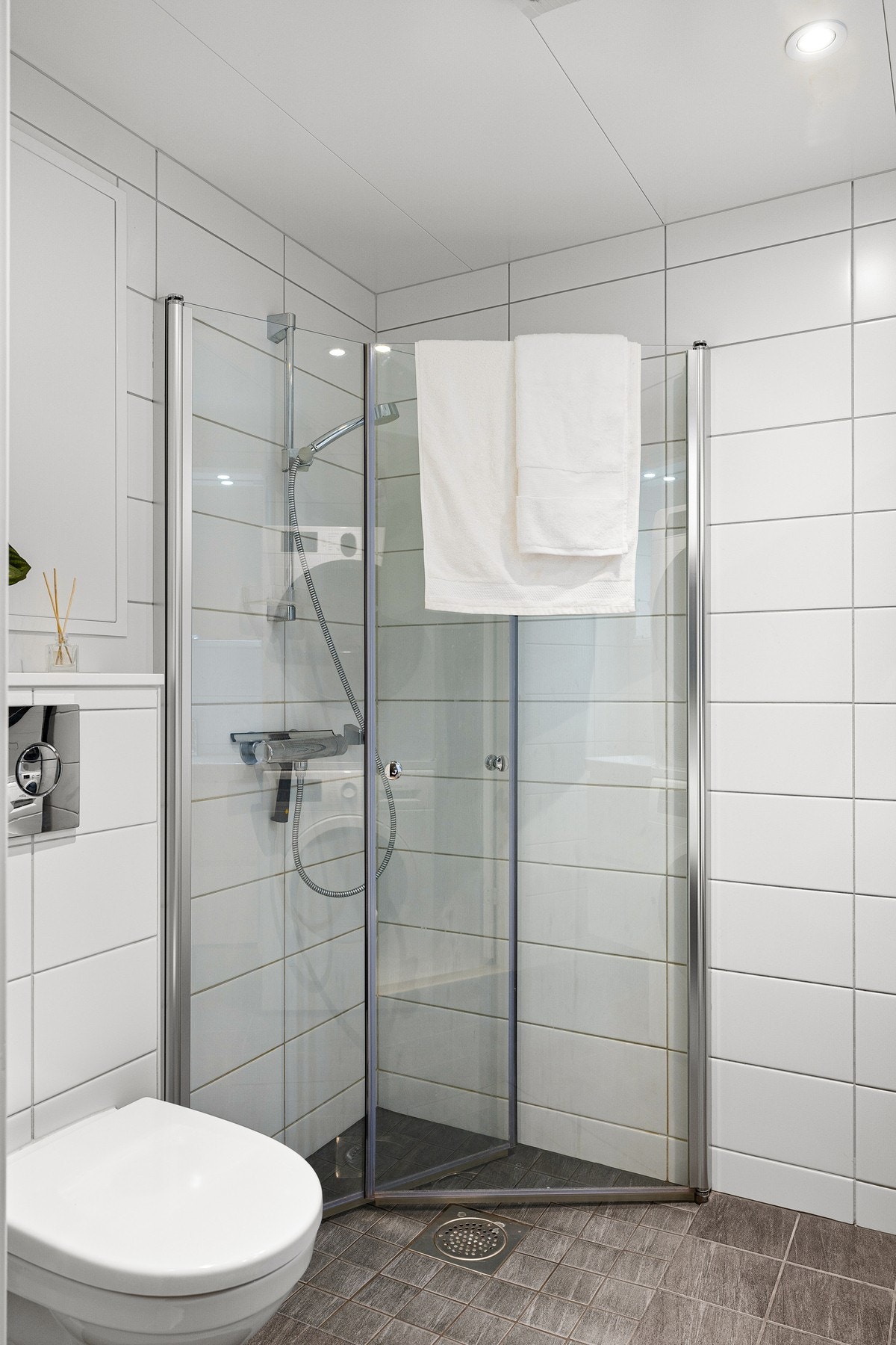 Dusjhjørne med dusjdører i herdet glass. Galleribilde
