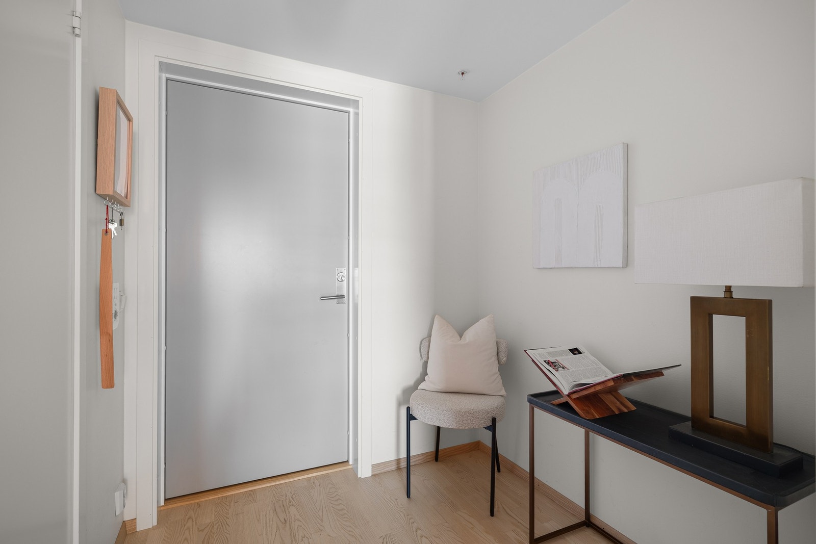 Lys og innbydende entré med plass til å henge fra seg yttertøy. Galleribilde