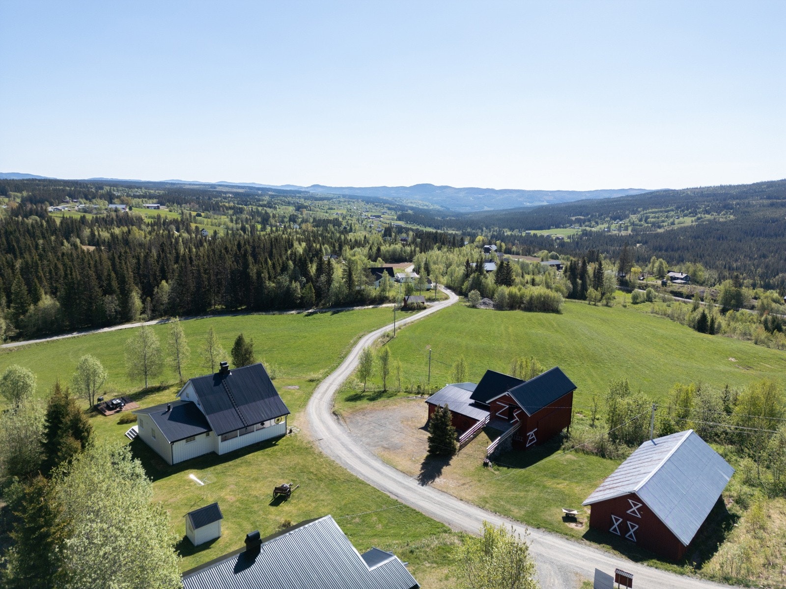 I tillegg til boligen er det låve ombygget til laggerrom og festlokale, vognskjul og dukkehus på eiendommen Galleribilde
