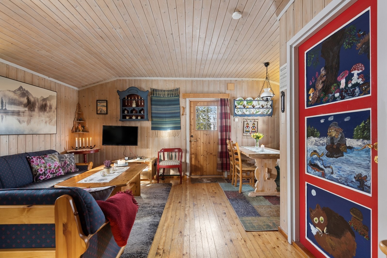 Stuen er romslig og innbyr til tradisjonell hyttekos Galleribilde