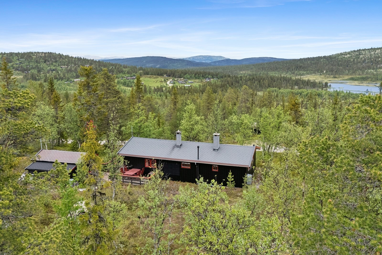 Hytta har en fantastisk beliggenhet og en nydelig utsikt mot Løvåsvannet og omkringliggende områder Galleribilde
