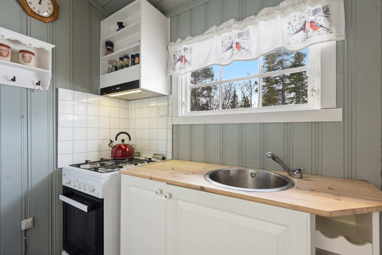 Kjøkken har også plass til gassdrevet komfyr og kjøleskap. Selger har lagt egne gassrør fra utvendig gasskap til kjøkken. Galleribilde