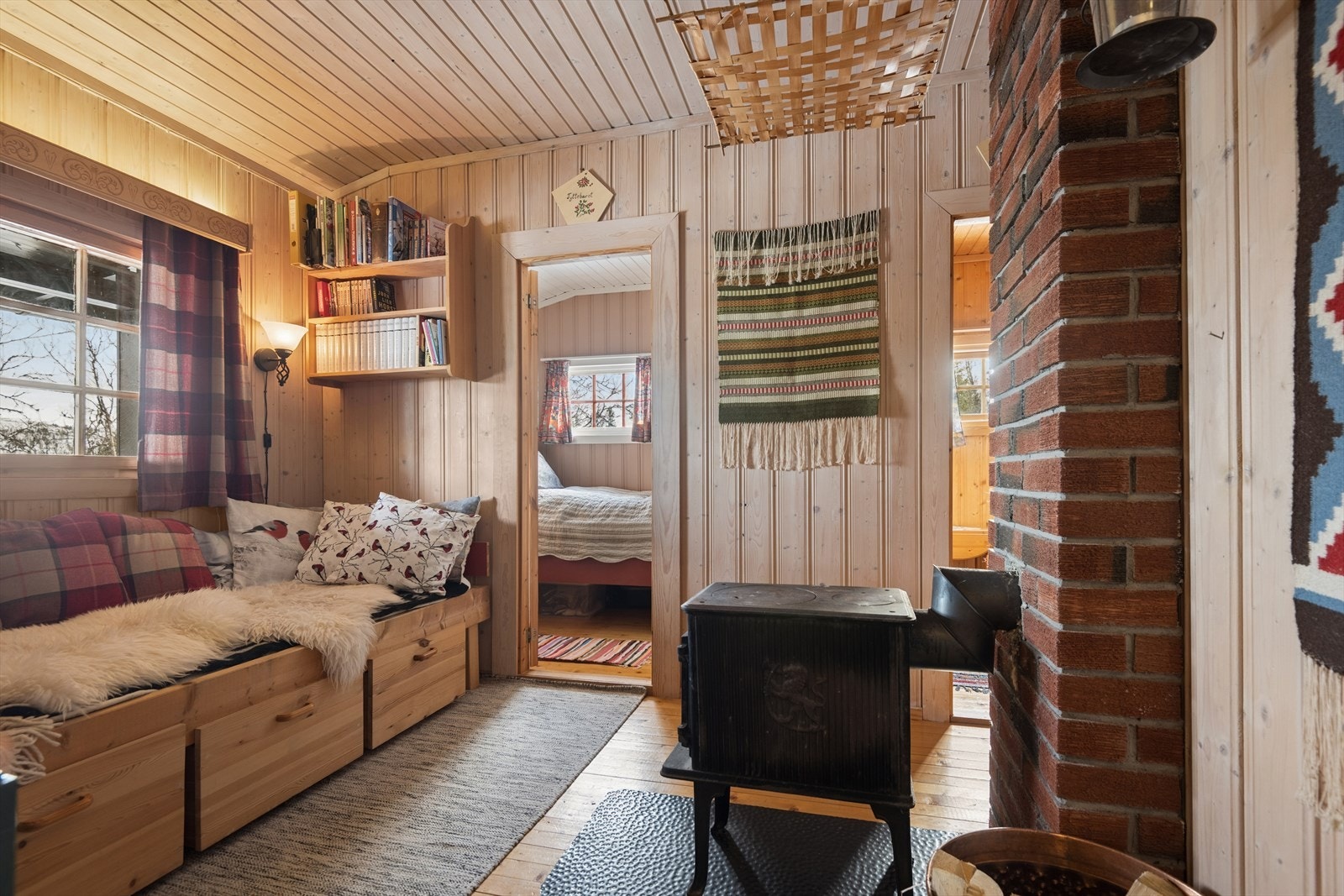 Stue 2 (Lillestua) er innredet med daybed, og har også peisovn for oppvarming Galleribilde