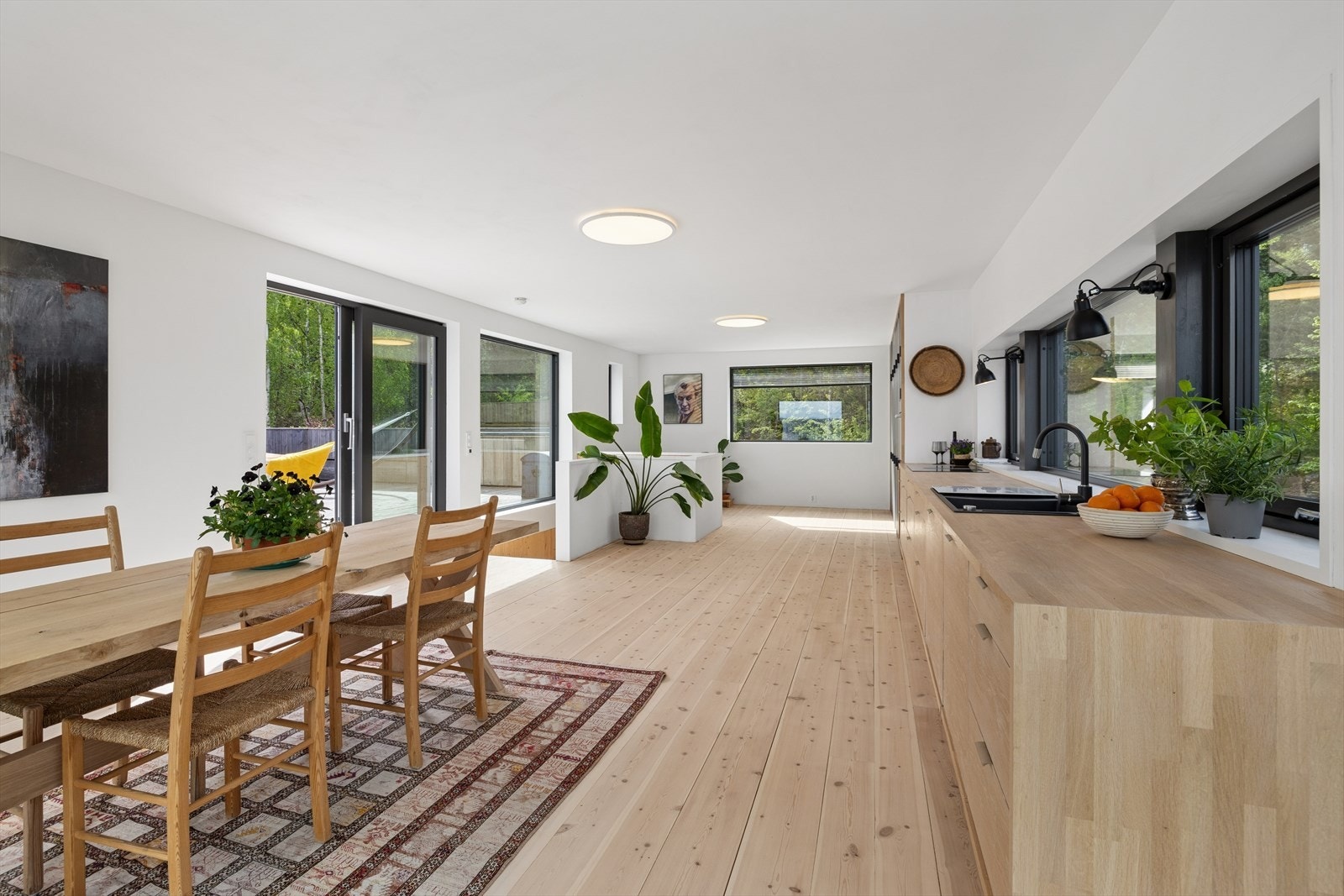 Den plassbygde kjøkkeninnredningen er i heltre eik og gjennomfargede mdf plater. Fra spiseplassen er det utgang til takterrassen. Galleribilde