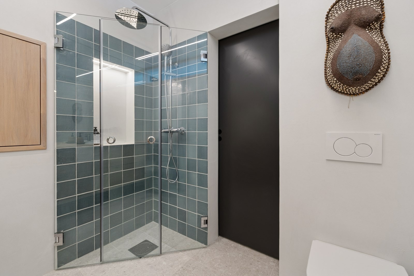 Badet har fliser på gulvet og i dusjsonen, mikrosement på øvrige vegger. Galleribilde