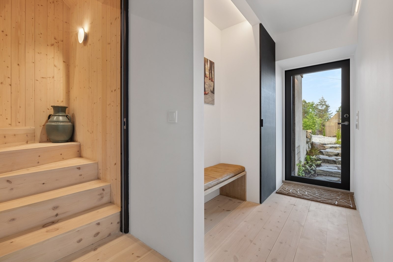 Velkommen inn i underetasjen med trapp opp til 1. etasjen. Galleribilde