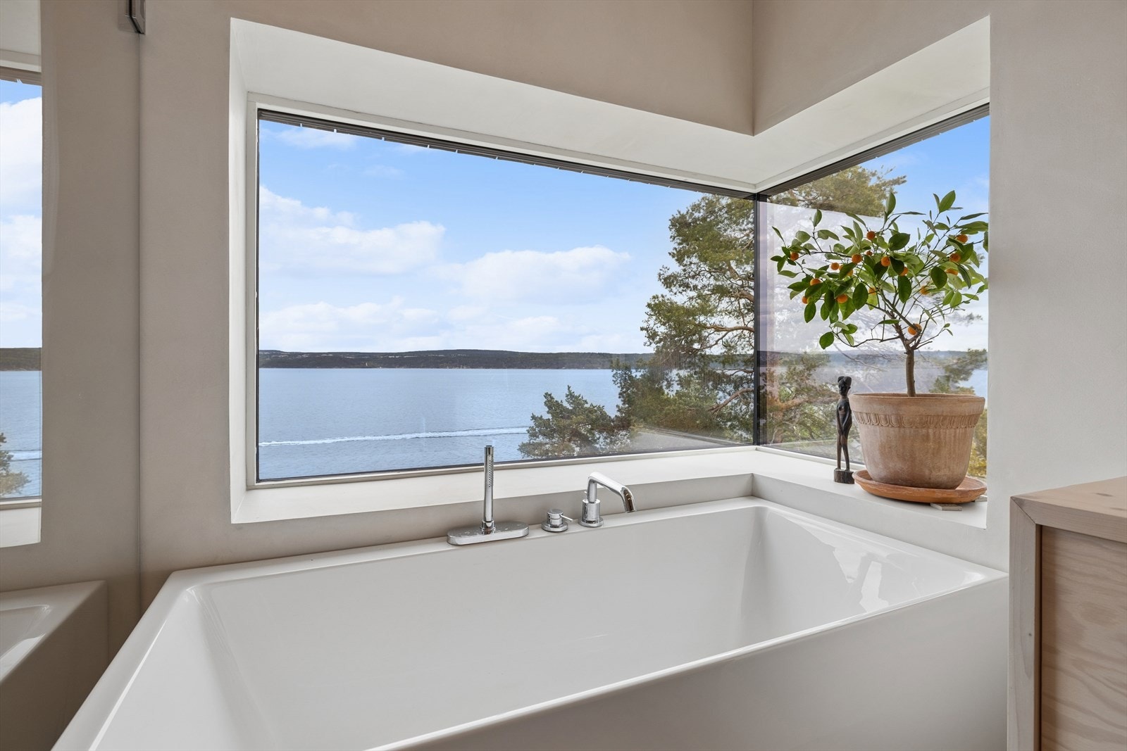 Badekaret er plassert ved hjørnevinduet. Her har ingen innsyn. Galleribilde