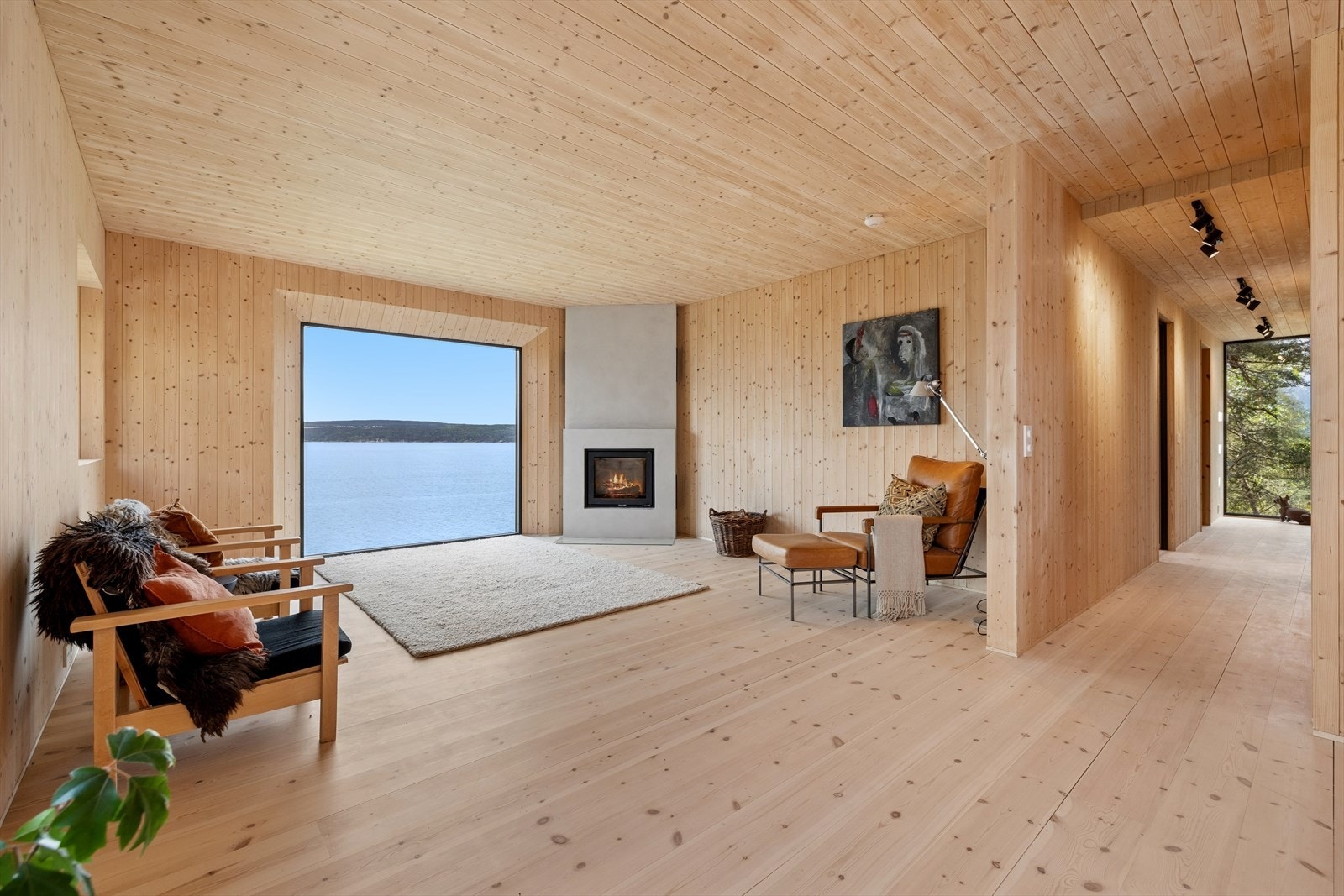 Siktlinje gjennom vinduet på stua til vinduet i enden av gangen. Tilsvarende siktlinje mellom utgangsdør og det store vinduet mot sjøen. Galleribilde