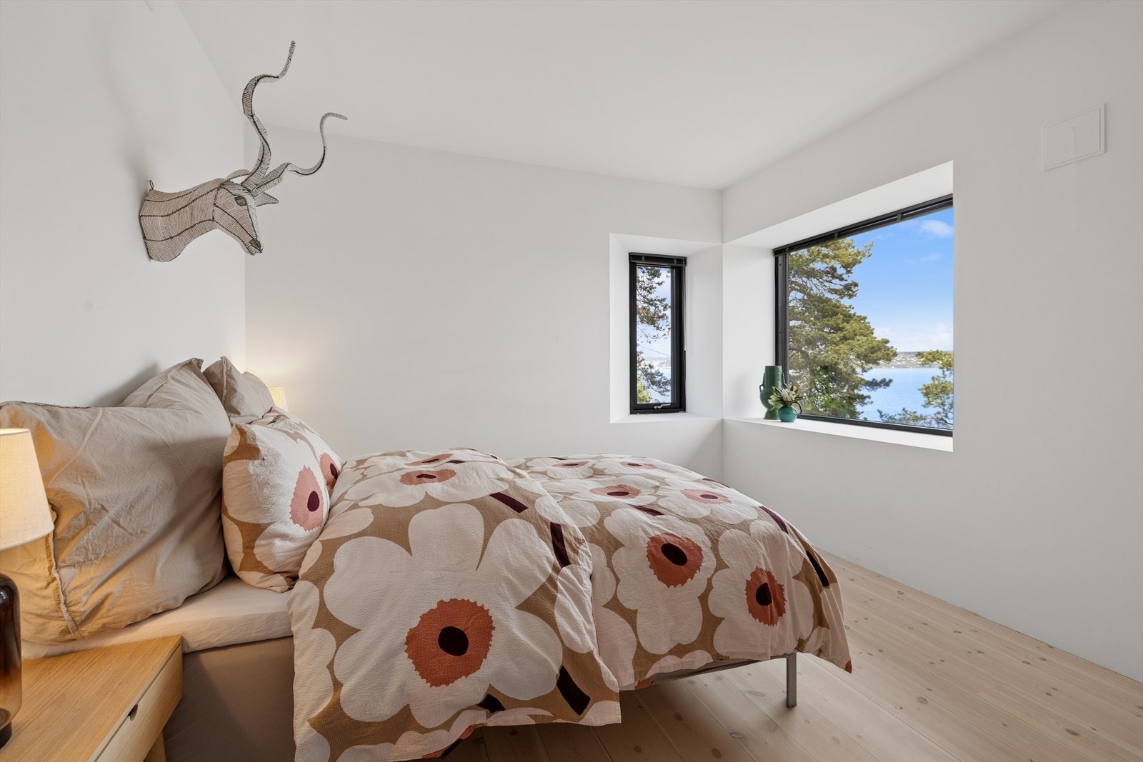 Soverommet i underetasjen har også fin utsikt mot fjorden. Det er plassbygget garderobeskap. Galleribilde
