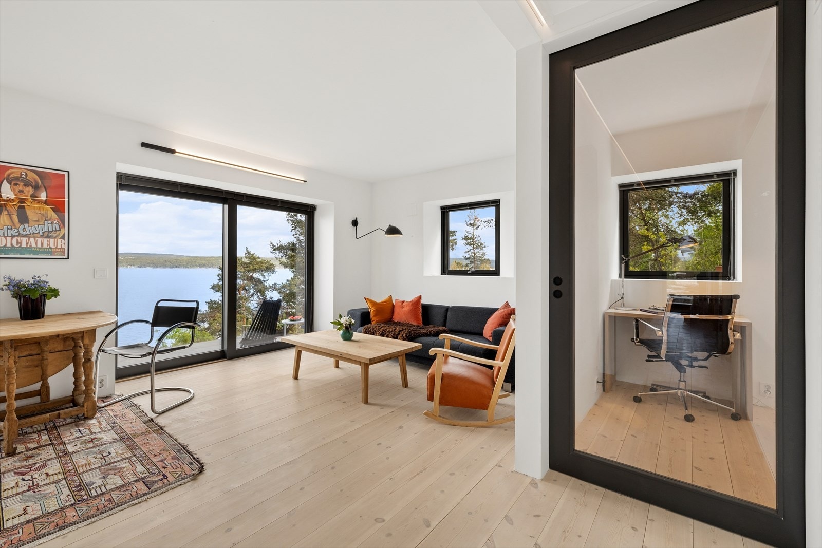Praktisk arbeidsrom med glassskyvedør. Galleribilde