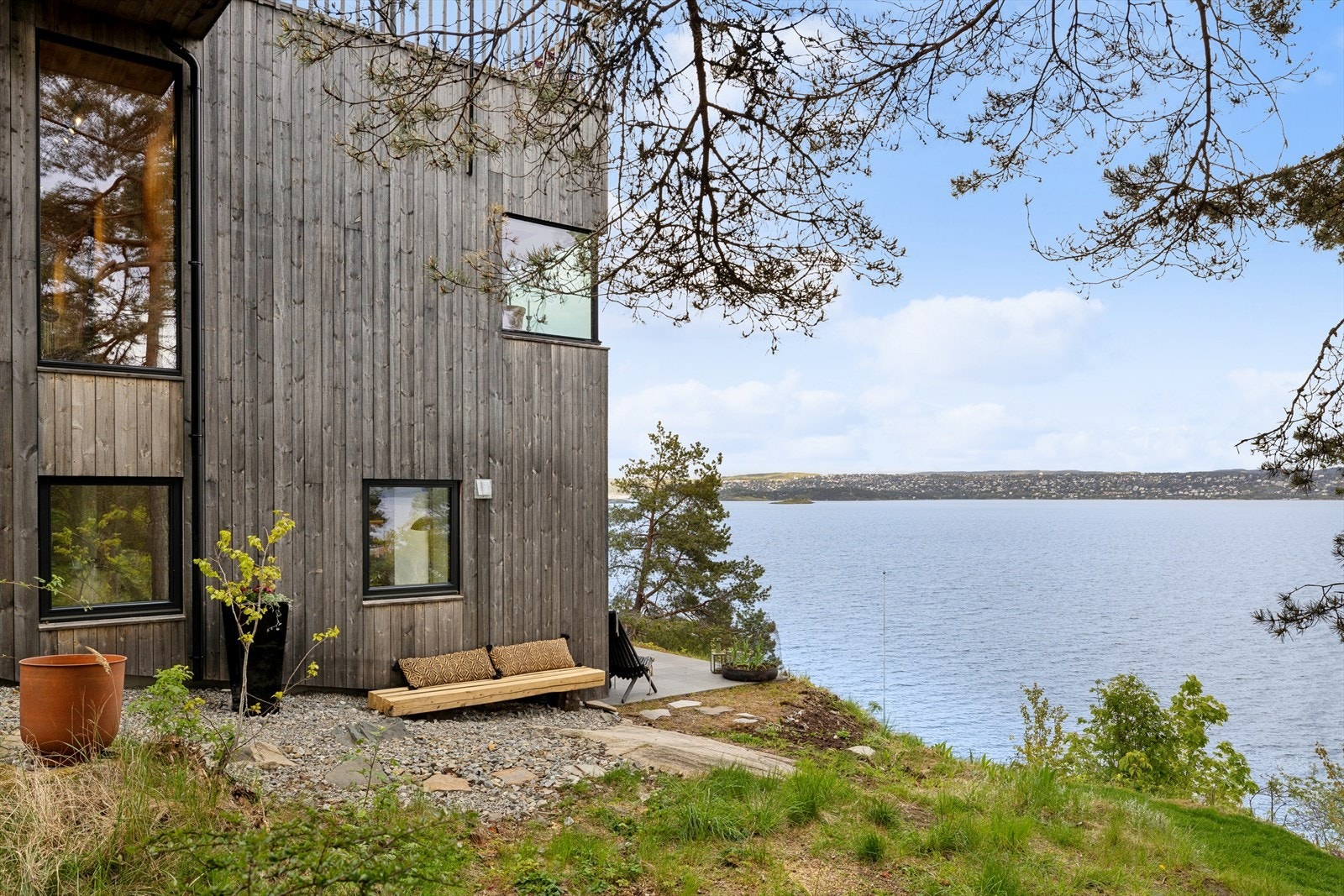 Kaffebenk i sørveggen. Galleribilde