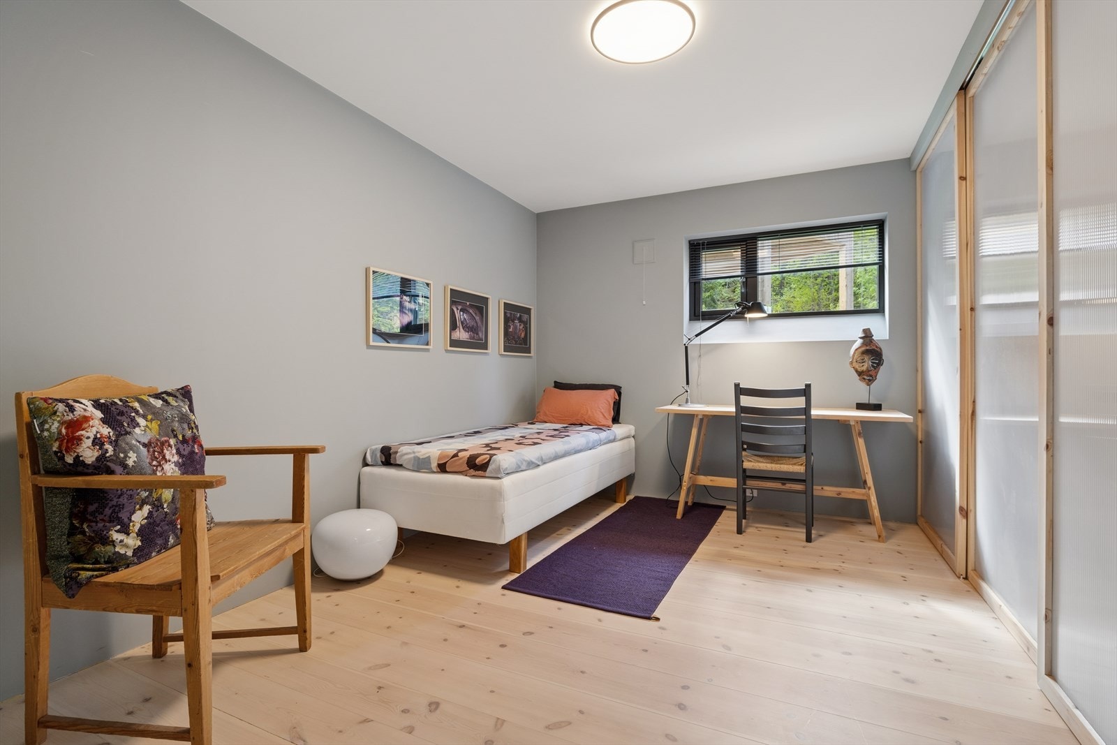 Soverom 2 med plassbygde skyvedørsgarderober fra vegg til vegg. Galleribilde