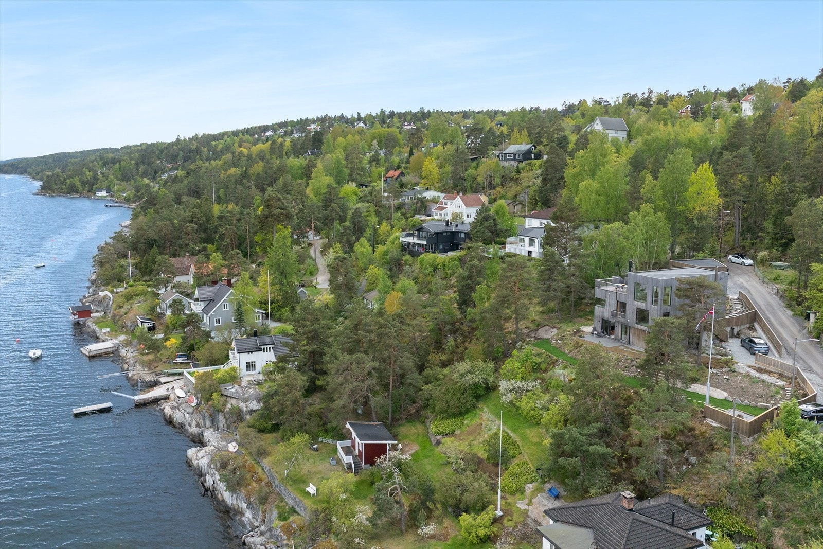 Eiendommen ligger i et LNF område og det er ingen planer om fortetning. Nærområdet har flere fine badeplasser å by på. Galleribilde