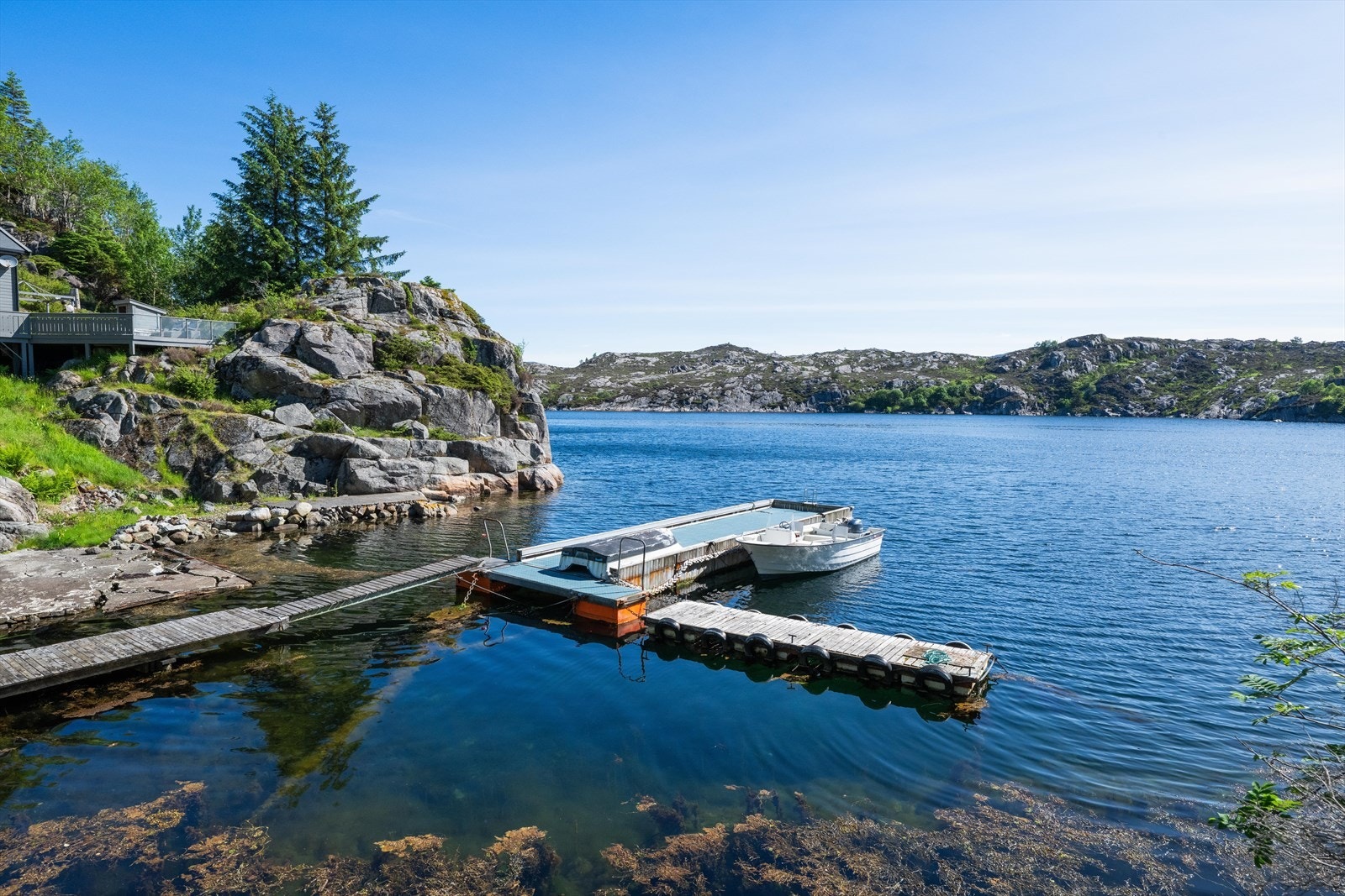Enkel tilgang til sjøen fra egen brygge. Galleribilde