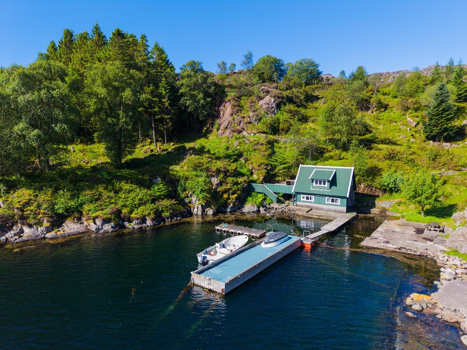 Kort vei til sjø, bading og båtliv. Galleribilde