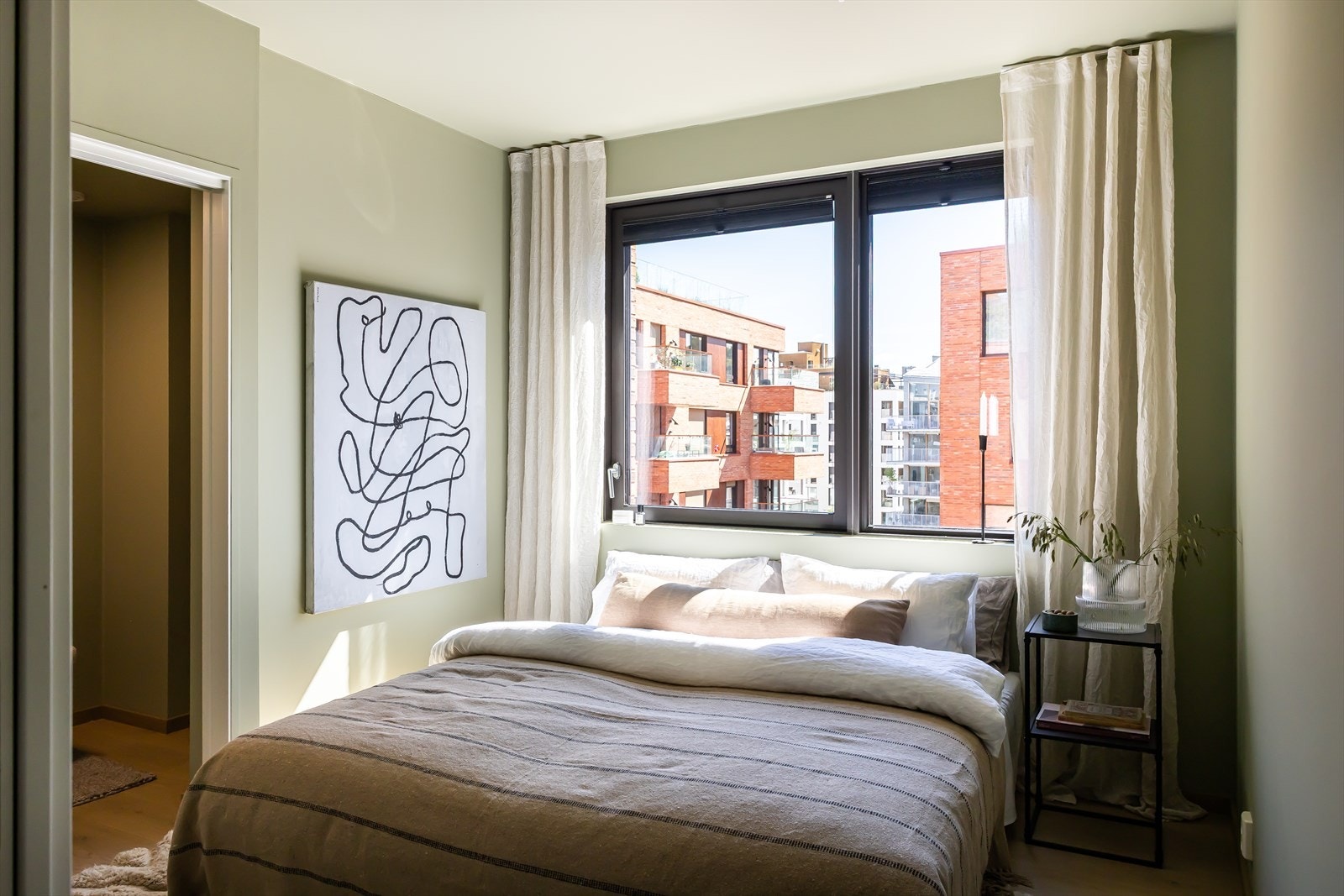 Hovedsoverom med god plass til dobbeltseng og nattbord. Galleribilde