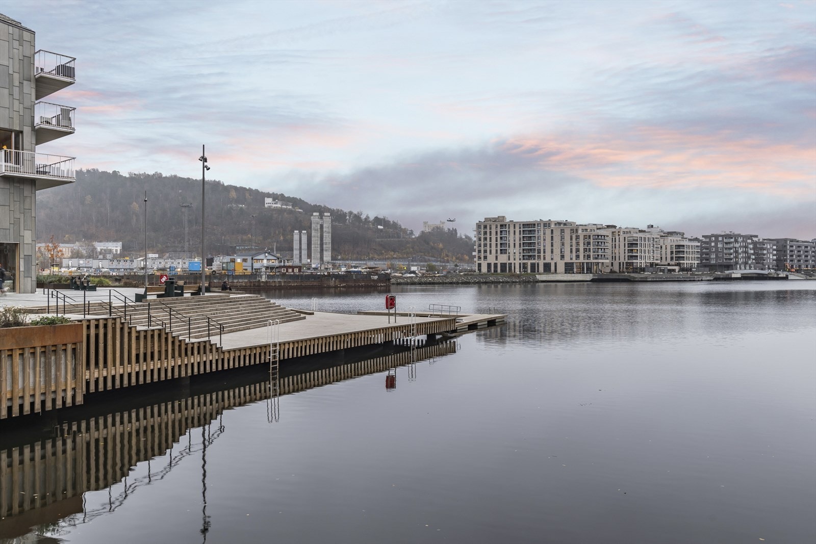 Sørenga sjøbad, med basseng og rekreasjonsområder, ligger en kort spasertur unna. Galleribilde