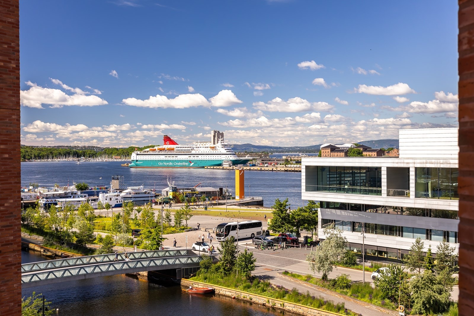 Den 9 kilometer lange havnepromenaden går rett forbi. Galleribilde